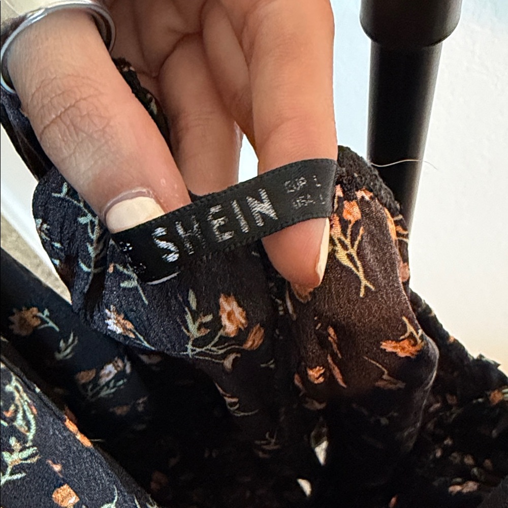 🌿 SHEIN Black Floral Backless Romper - Picture 2 of 6